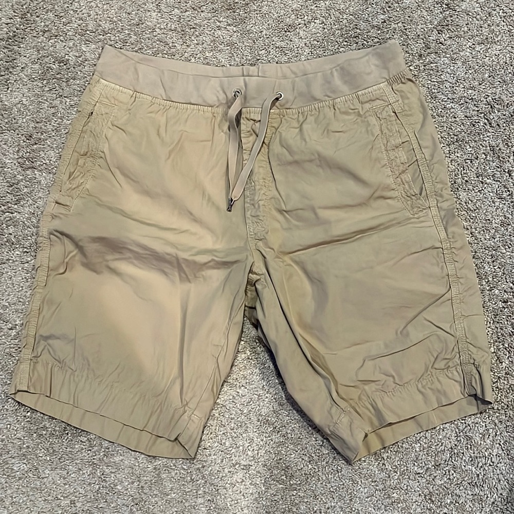 Mens size Medium Gap shorts